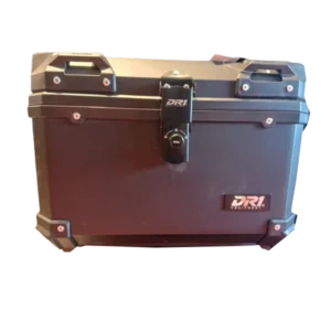 Maletero Cuadrado DR1 57 litros negro con cierre de seguridad, reflectores traseros y base universal para motocicleta.